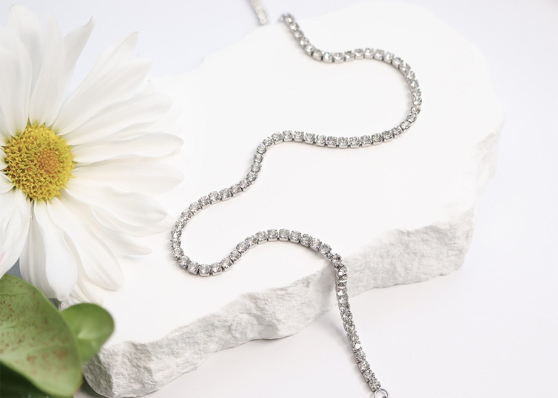 MEA NANI JEWELLERY Tennishalskjede ICE QUEEN TENNIS NECKLACE – tennis halskjede i sølvfarget kirurgisk stål