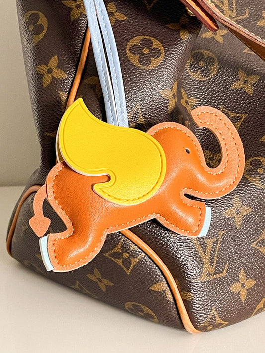 MEA NANI JEWELLERY Veskecharms ELEFLY – veskepynt i skinn, flyvende elefant med gult øre